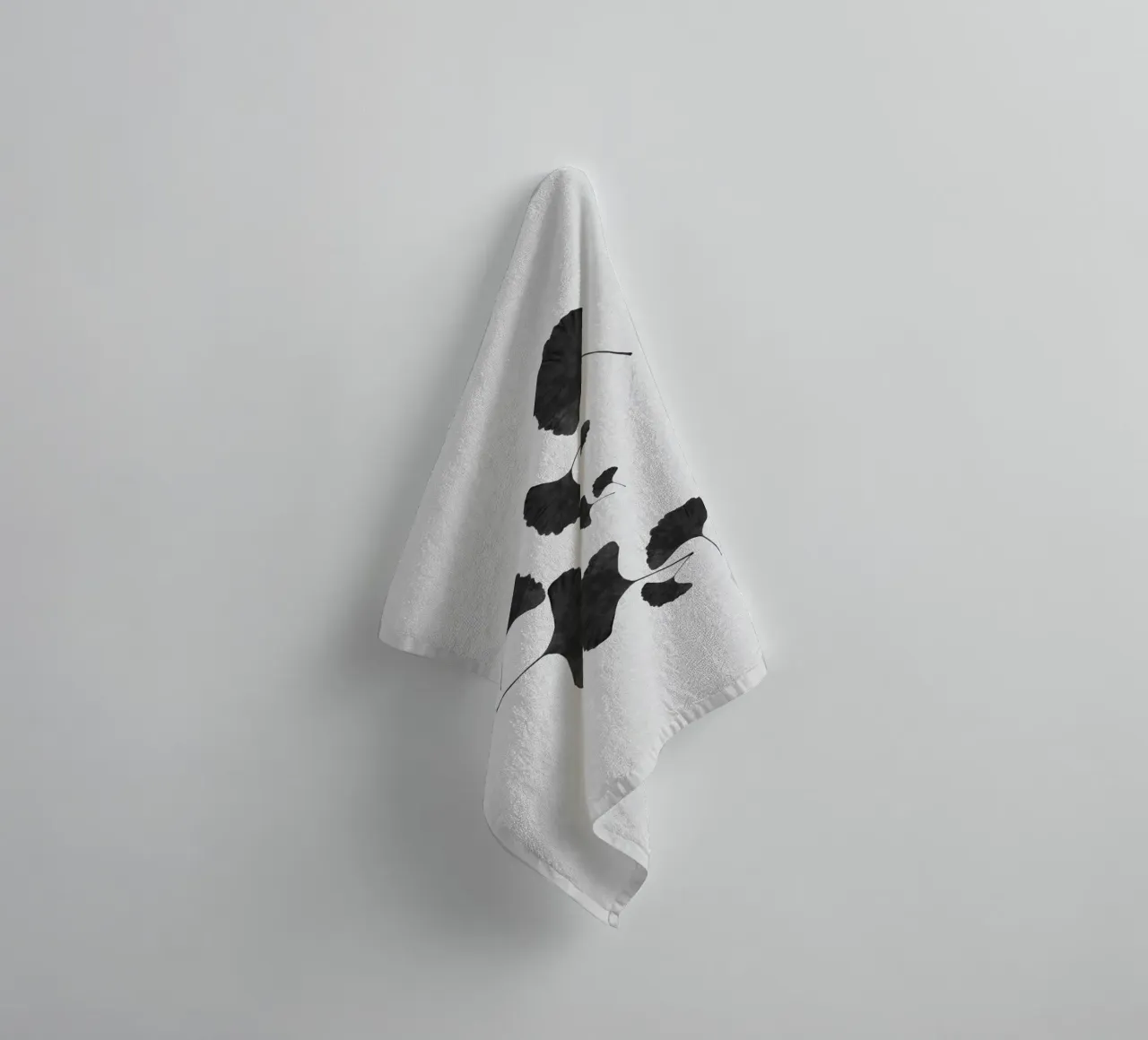 Foglie di ginkgo in bianco e nero I asciugamano da bagno da Orara Studio
