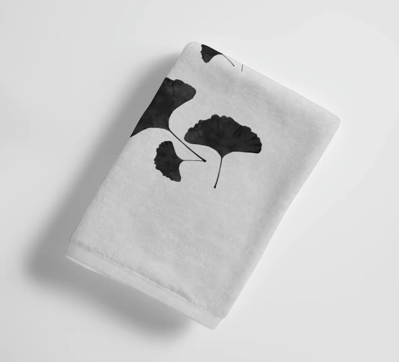 Foglie di ginkgo in bianco e nero I asciugamano da bagno da Orara Studio