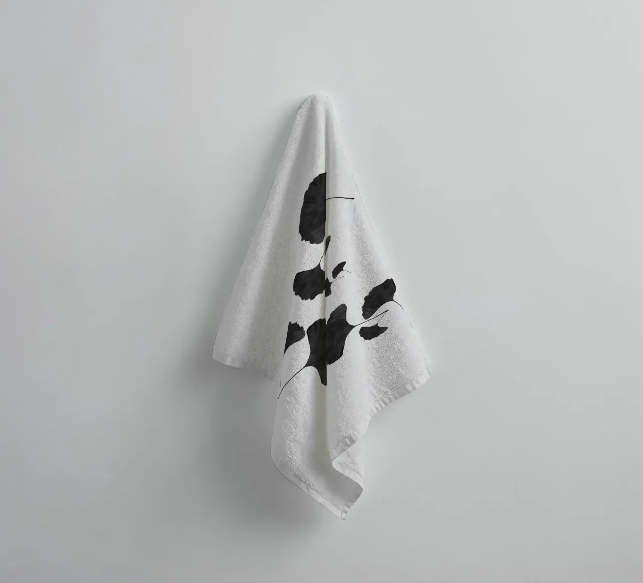 Foglie di ginkgo in bianco e nero I asciugamano da bagno da Orara Studio