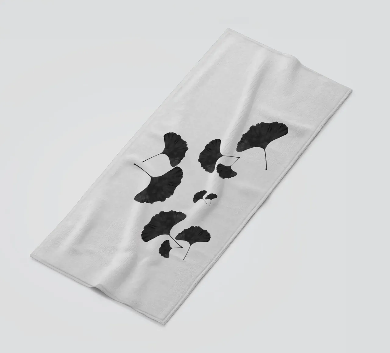 Foglie di ginkgo in bianco e nero I telo mare da Orara Studio