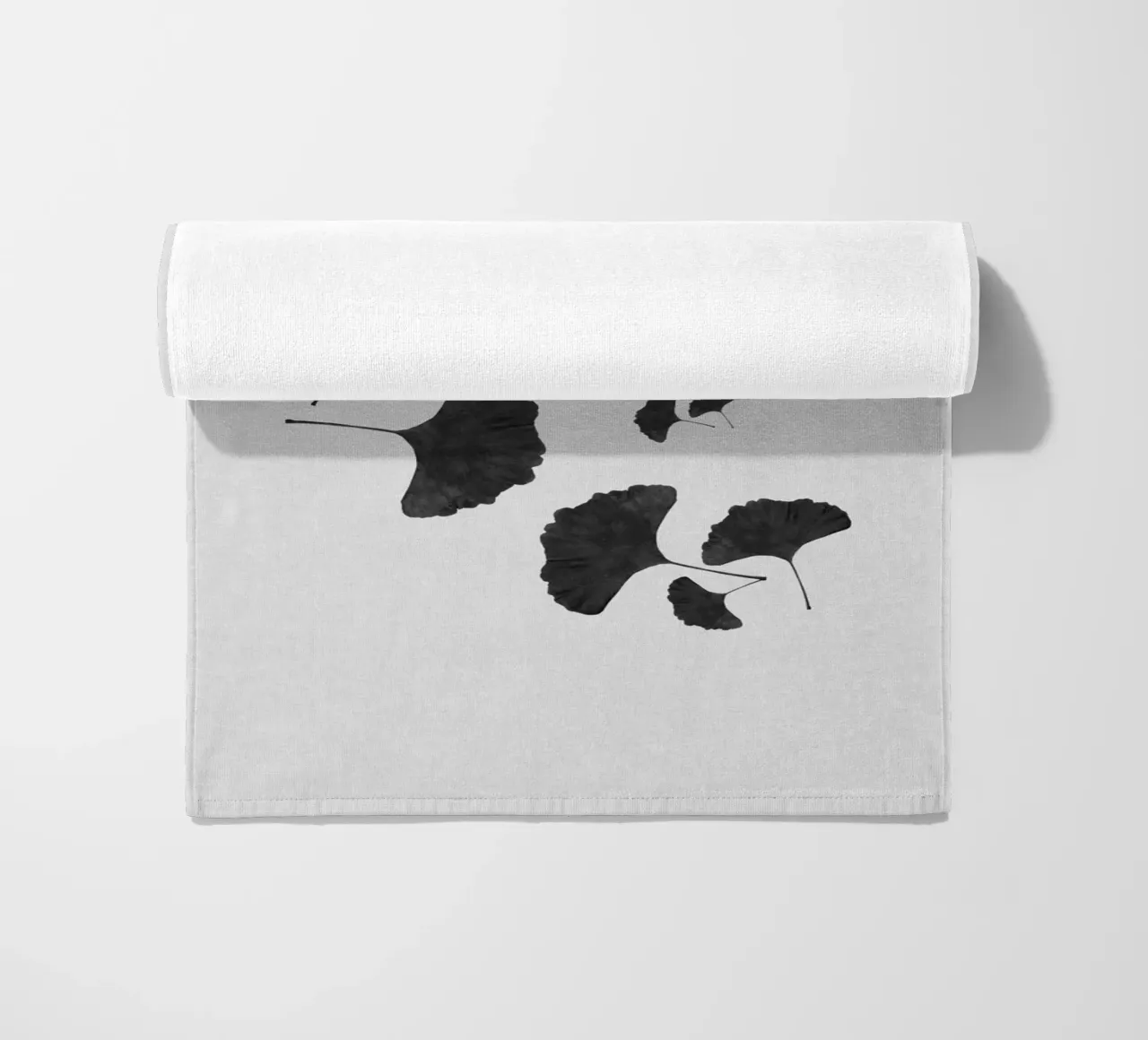 Foglie di ginkgo in bianco e nero I telo mare da Orara Studio