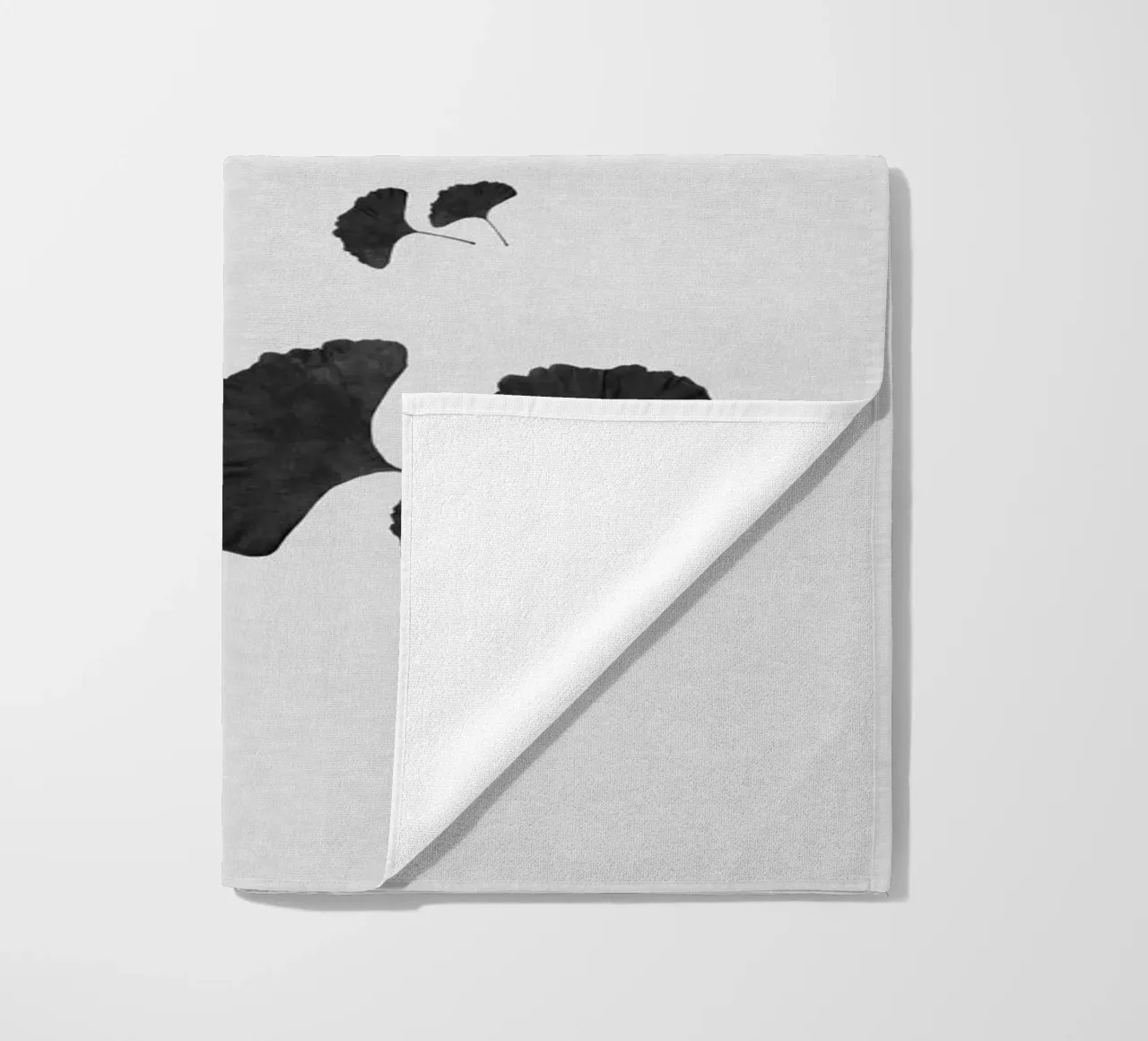 Foglie di ginkgo in bianco e nero I telo mare da Orara Studio