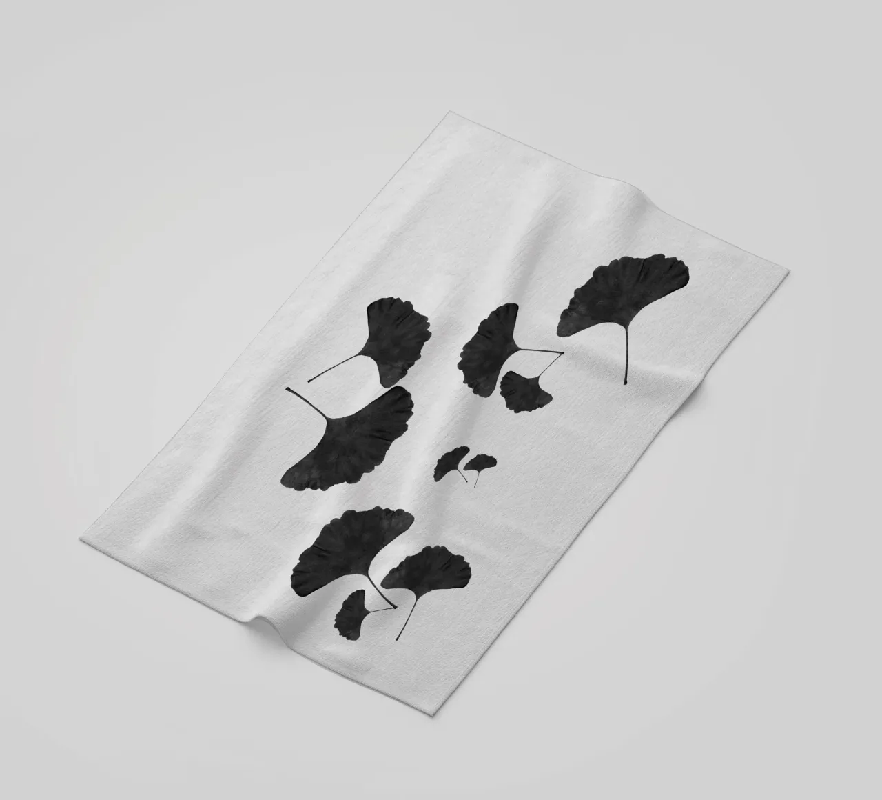 Foglie di ginkgo in bianco e nero I telo mare da Orara Studio