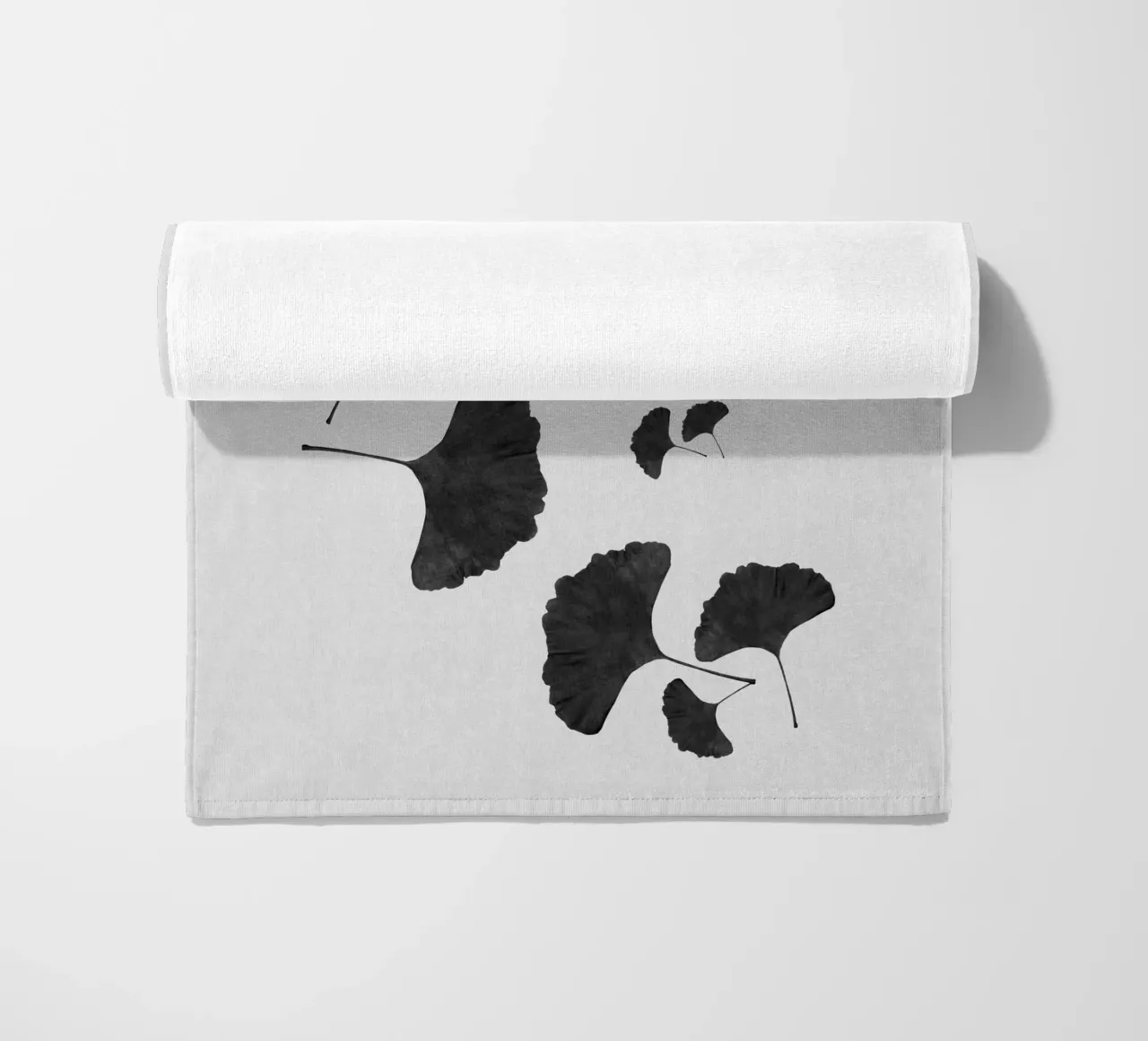 Foglie di ginkgo in bianco e nero I telo mare da Orara Studio