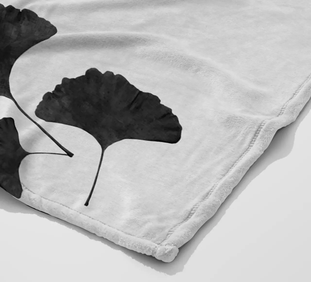 Foglie di ginkgo in bianco e nero I coperta in pile da Orara Studio