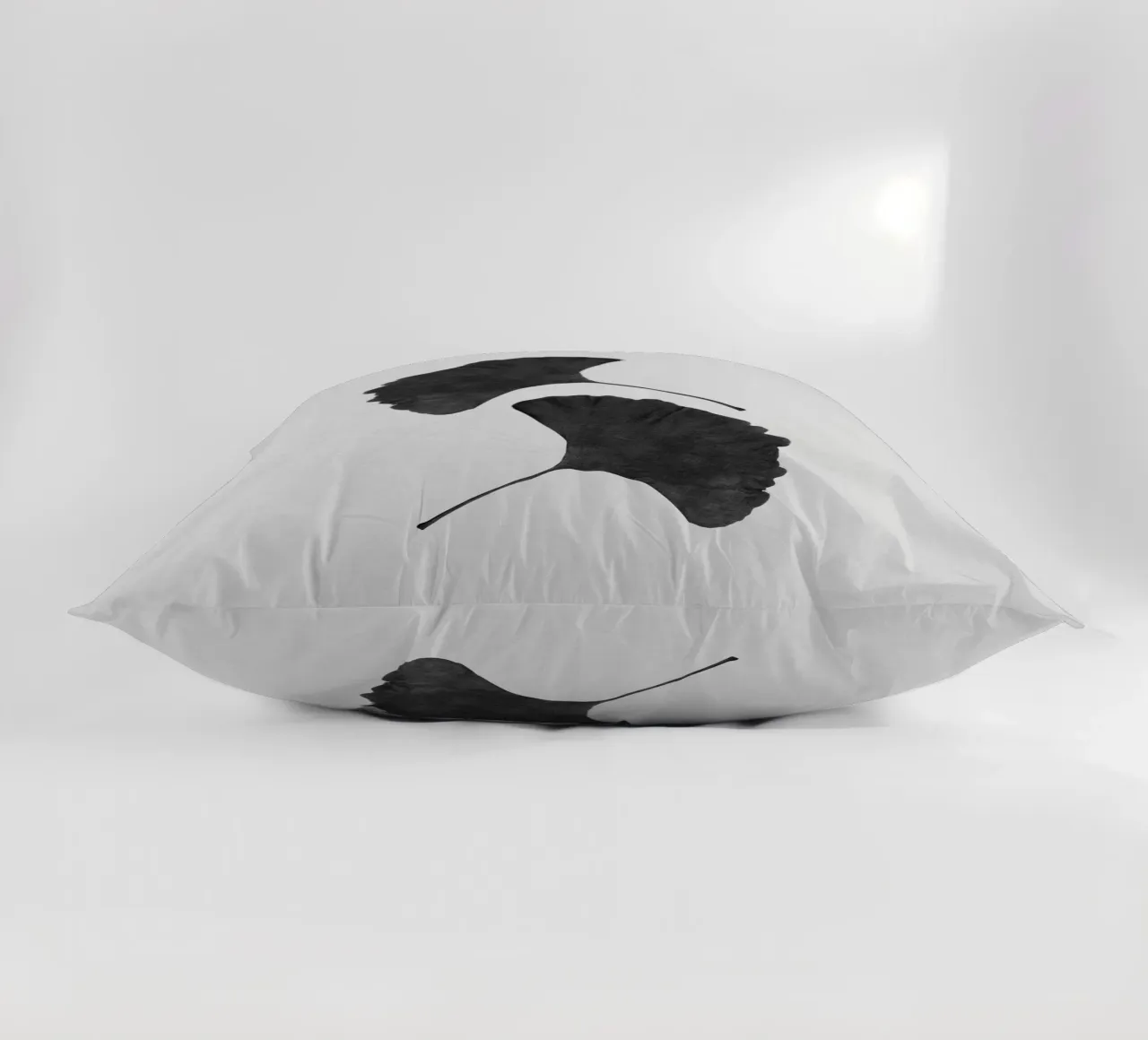 Foglia di ginkgo in bianco e nero II cuscino da Orara Studio