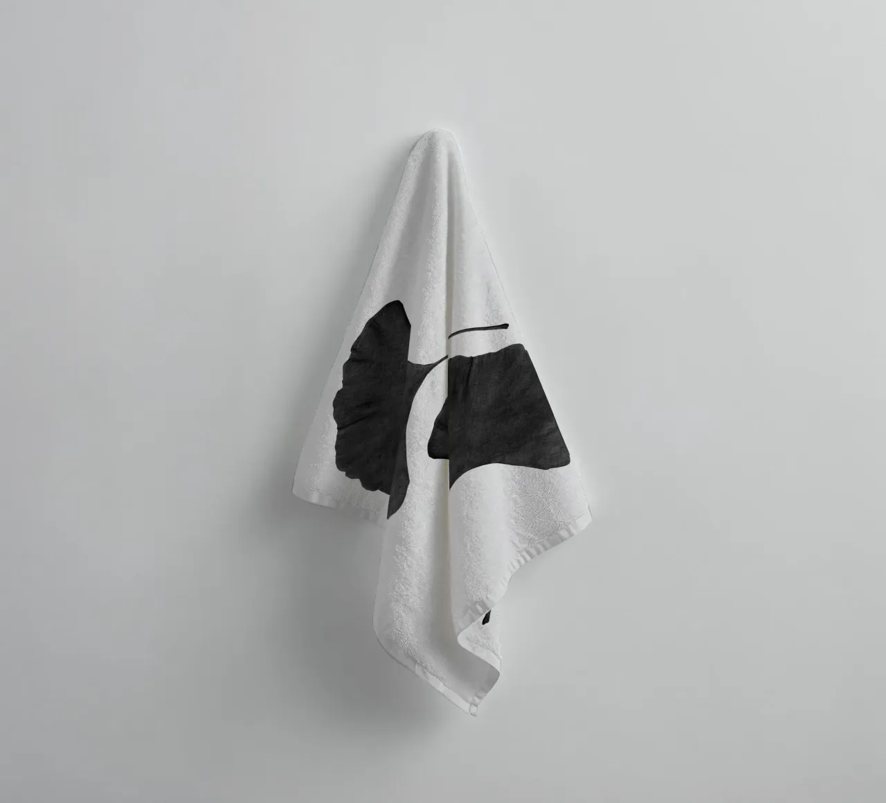 Foglia di ginkgo in bianco e nero II asciugamano da bagno da Orara Studio