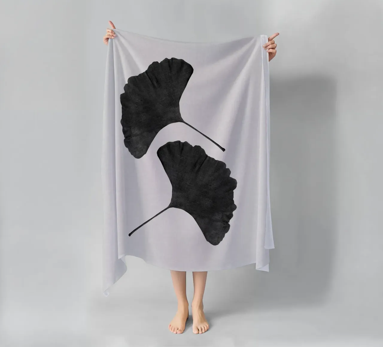Foglia di ginkgo in bianco e nero II telo mare da Orara Studio