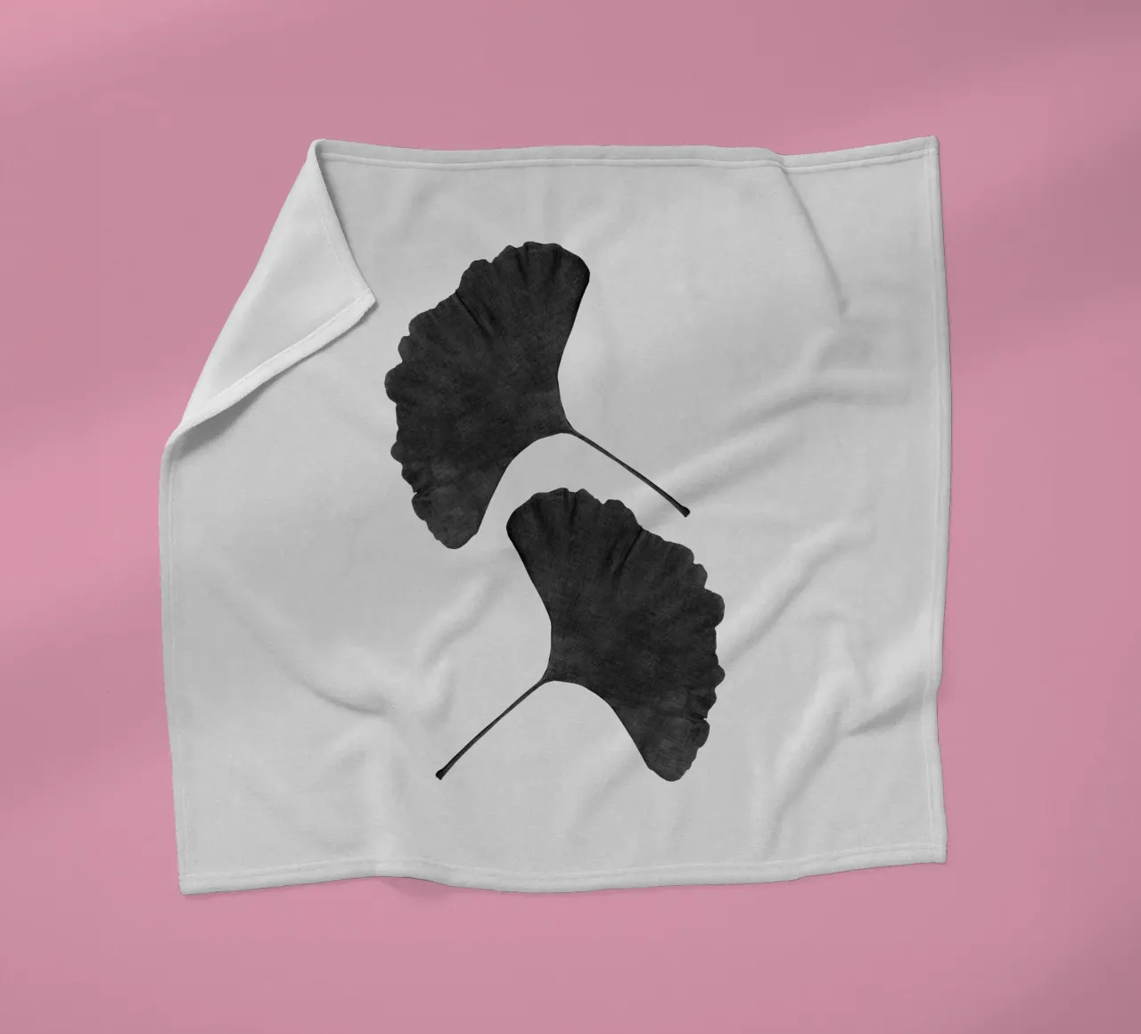 Foglia di ginkgo in bianco e nero II coperta in pile da Orara Studio