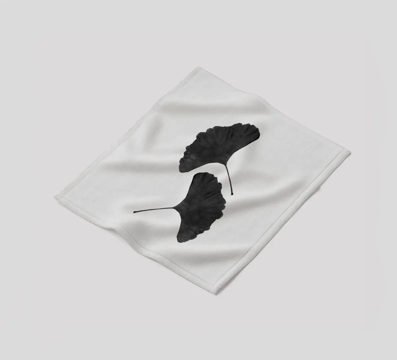 Foglia di ginkgo in bianco e nero II coperta in pile da Orara Studio