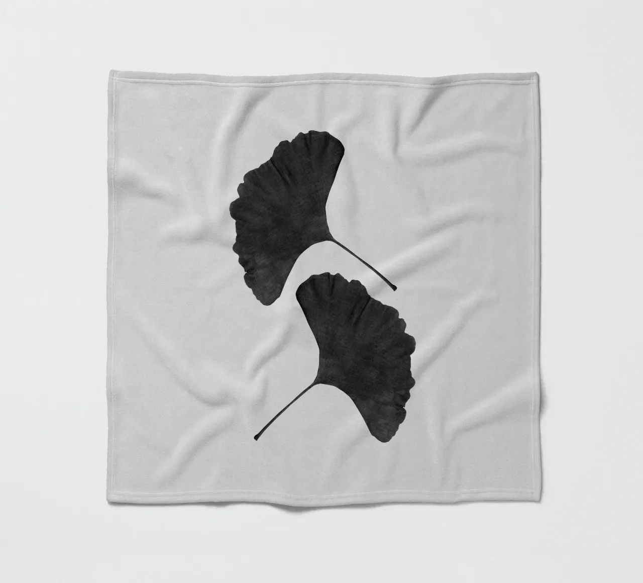 Foglia di ginkgo in bianco e nero II coperta in pile da Orara Studio