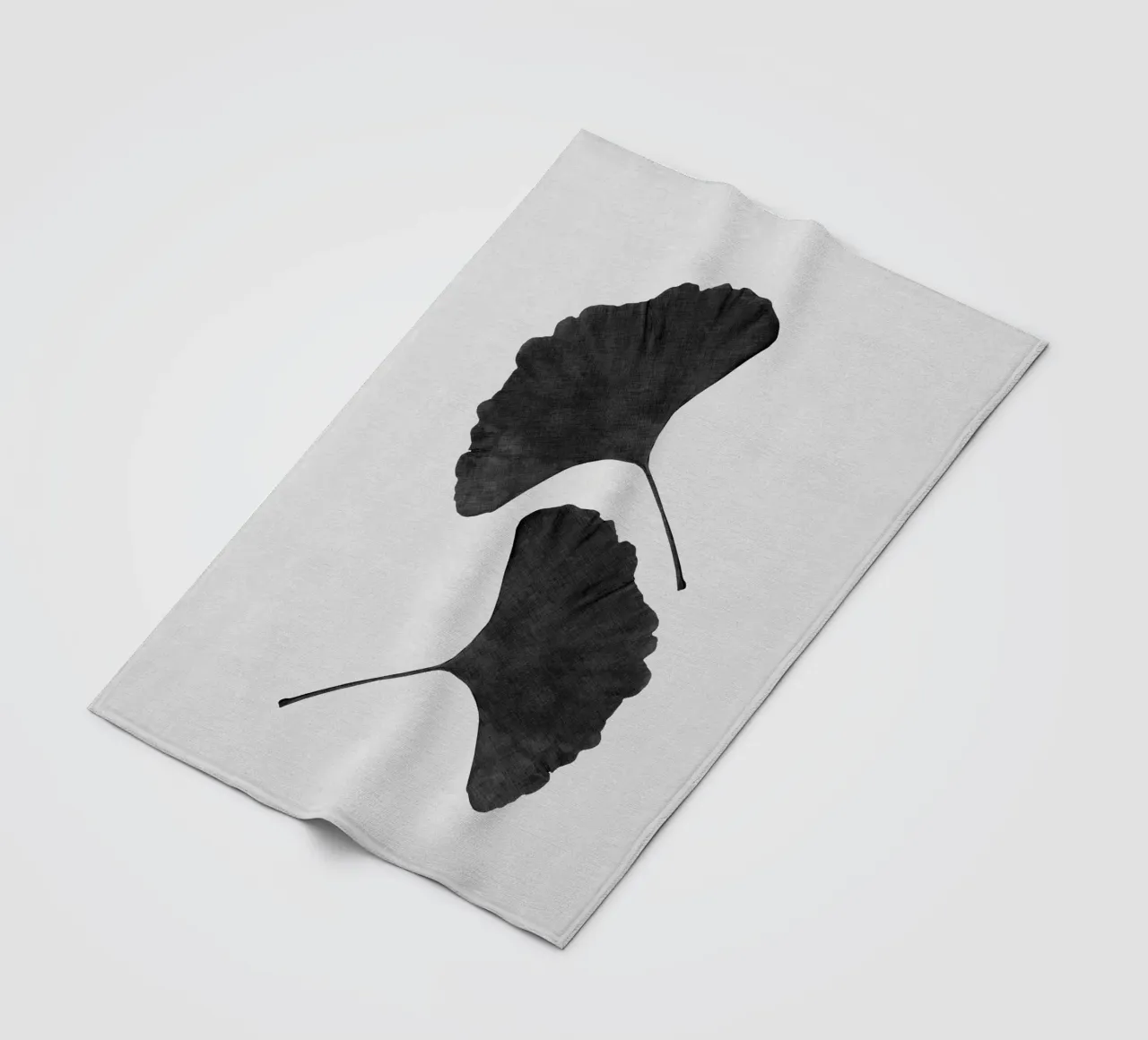 Foglia di ginkgo in bianco e nero II coperta in pile da Orara Studio