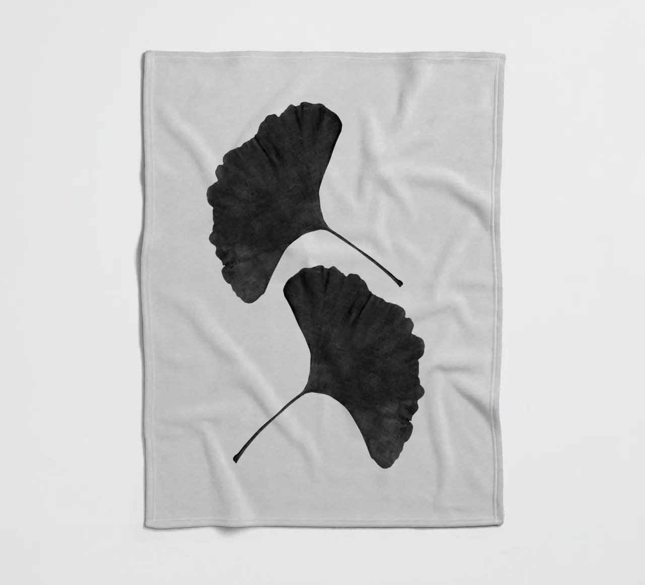 Foglia di ginkgo in bianco e nero II coperta in pile da Orara Studio