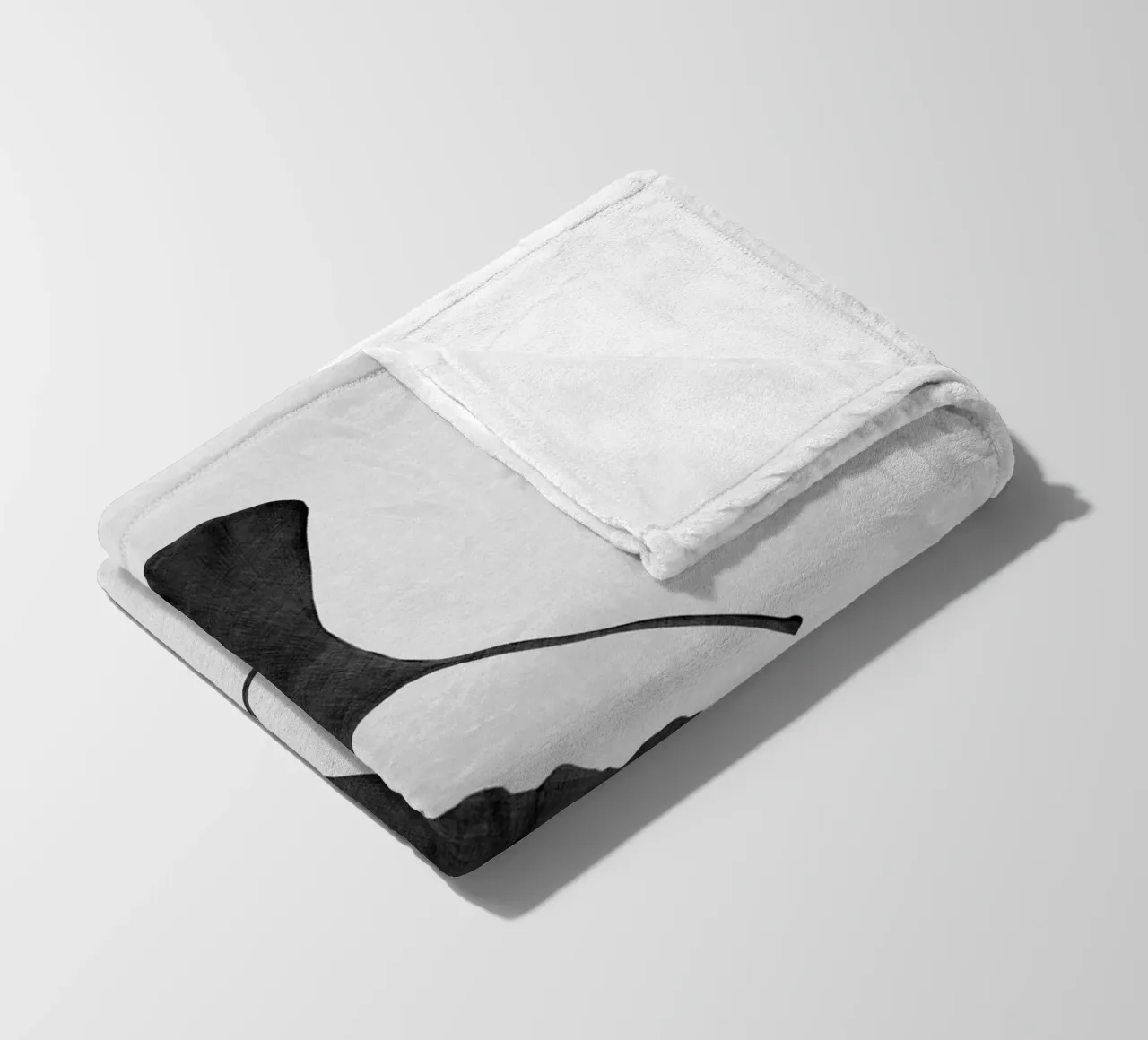 Foglia di ginkgo in bianco e nero II coperta in pile da Orara Studio