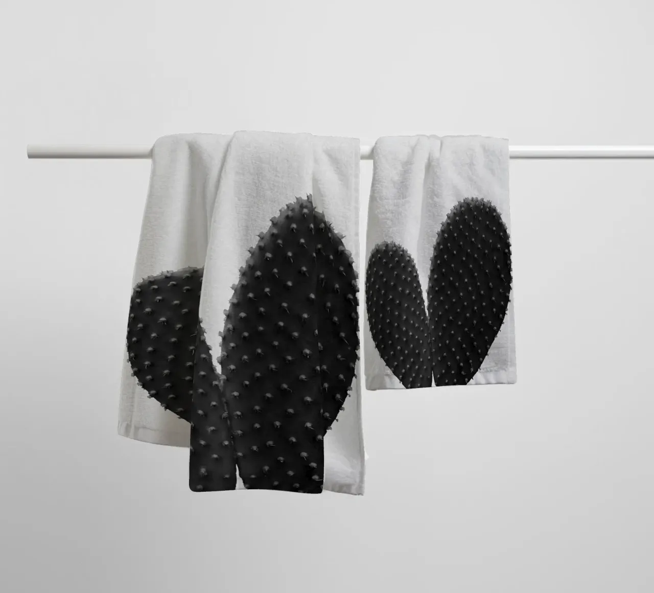 Cuore di cactus in bianco e nero asciugamano da bagno da Orara Studio