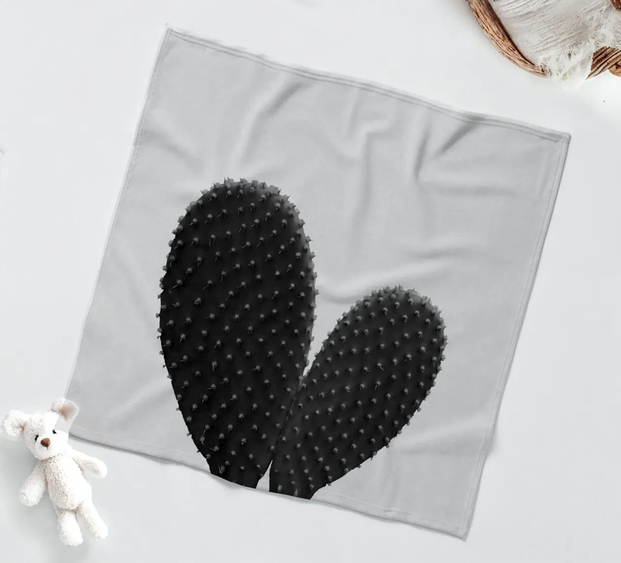 Cuore di cactus in bianco e nero coperta in pile da Orara Studio