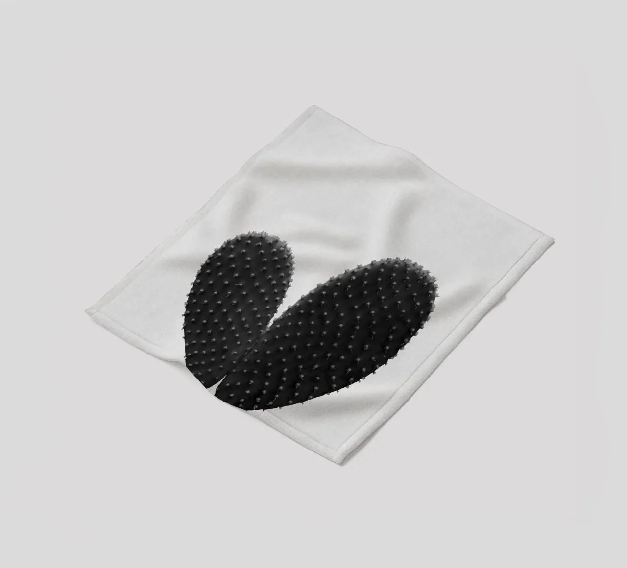 Cuore di cactus in bianco e nero coperta in pile da Orara Studio