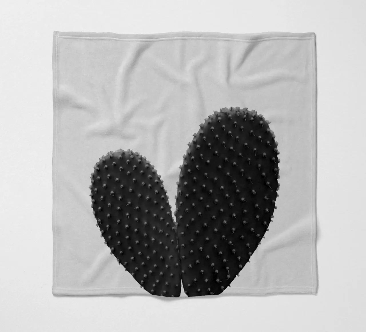 Cuore di cactus in bianco e nero coperta in pile da Orara Studio