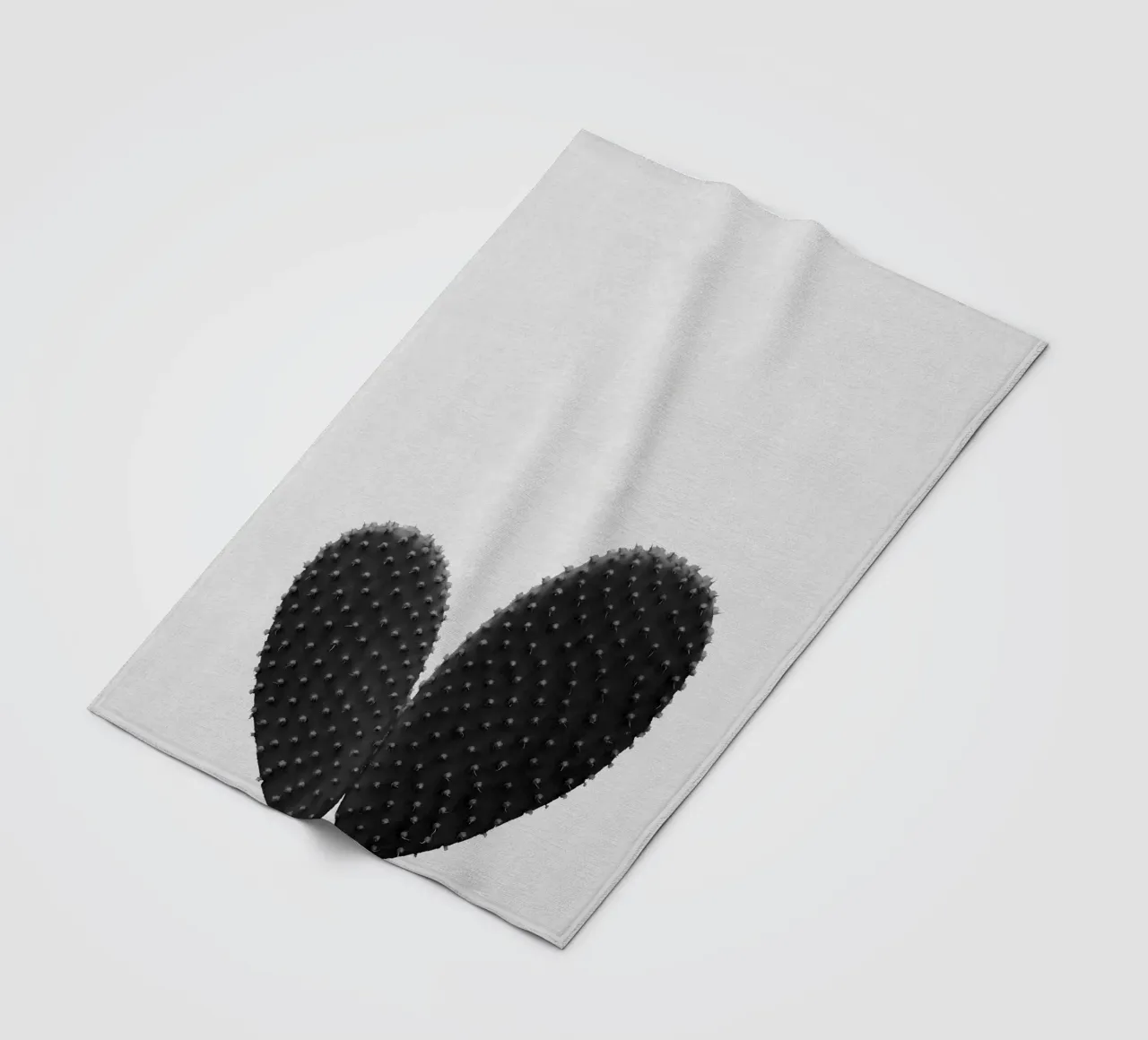 Cuore di cactus in bianco e nero coperta in pile da Orara Studio