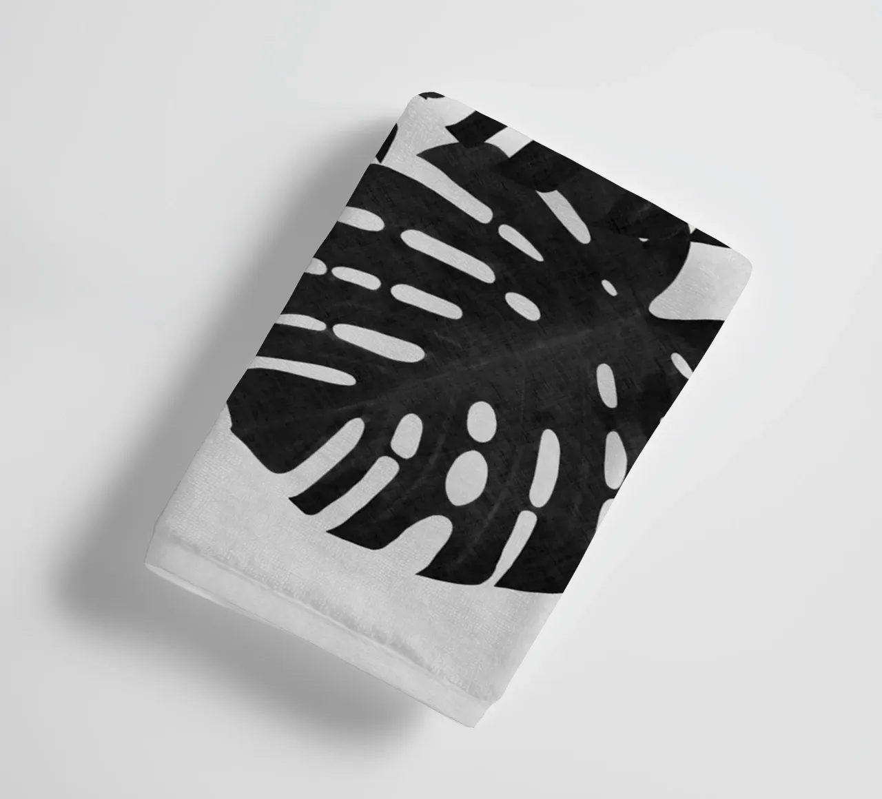 Monstera Blatt Schwarz & Weiß I Handtuch von Orara Studio