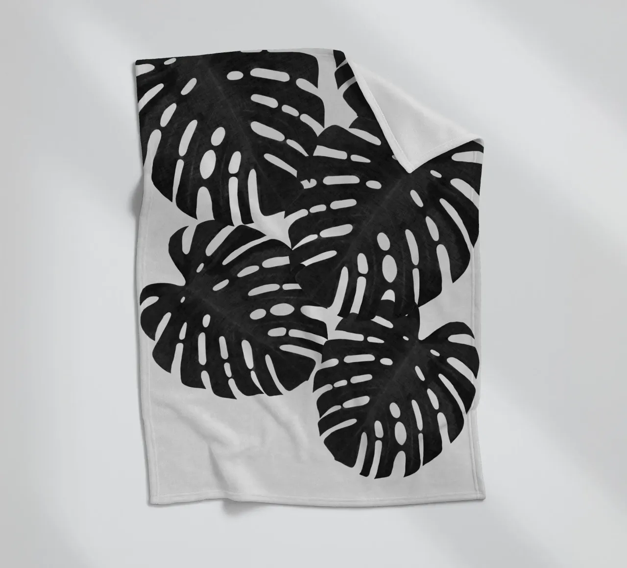Monstera Blatt Schwarz & Weiß I Fleecedecke von Orara Studio