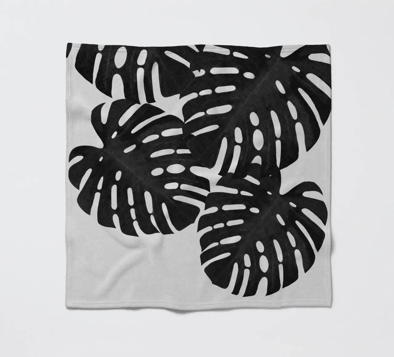 Monstera Blatt Schwarz & Weiß I Fleecedecke von Orara Studio