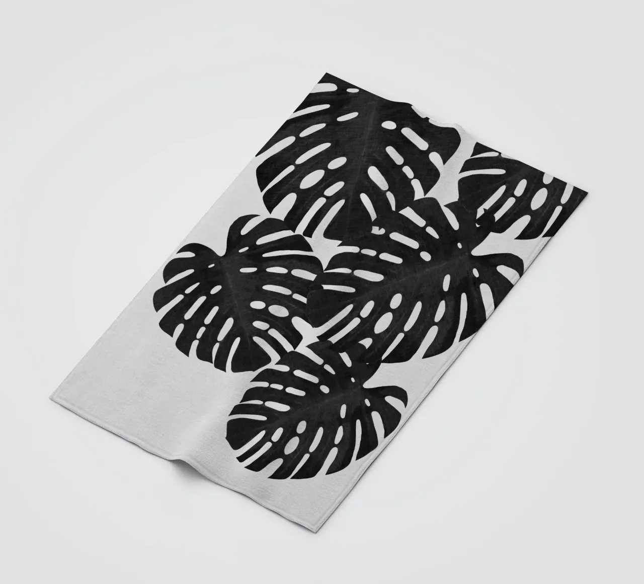 Monstera Blatt Schwarz & Weiß I Fleecedecke von Orara Studio