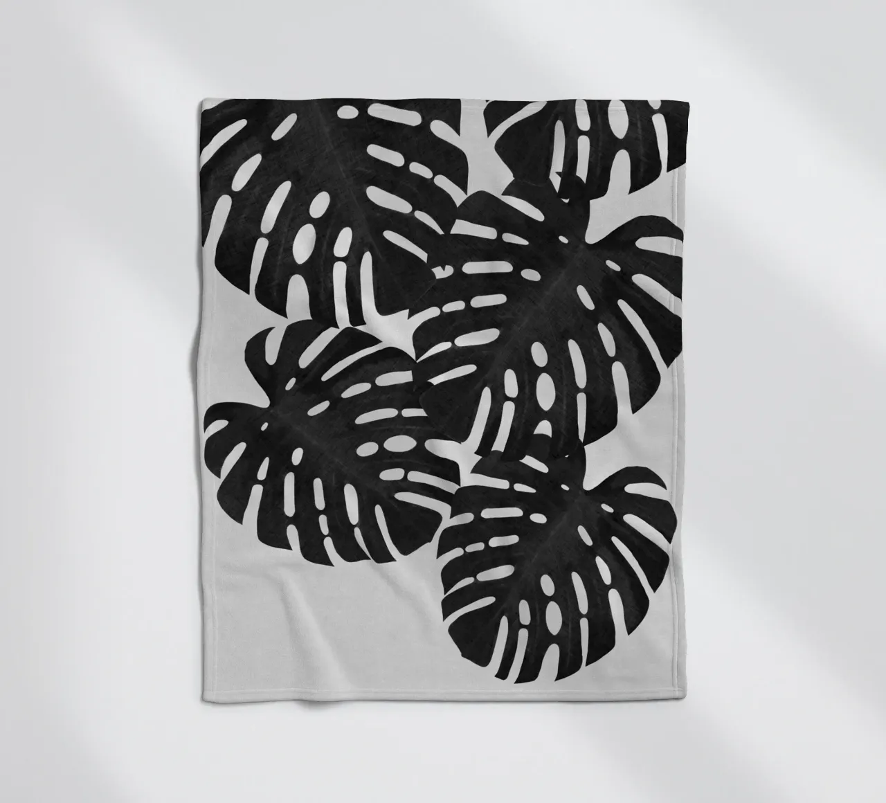 Monstera Blatt Schwarz & Weiß I Fleecedecke von Orara Studio