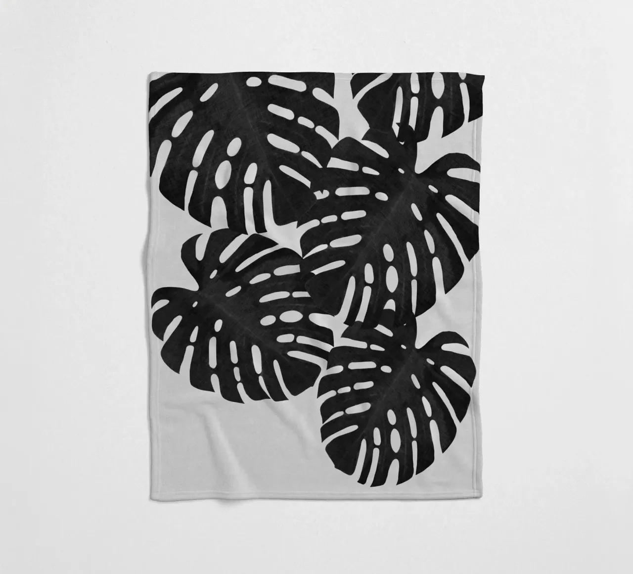 Monstera Blatt Schwarz & Weiß I Fleecedecke von Orara Studio