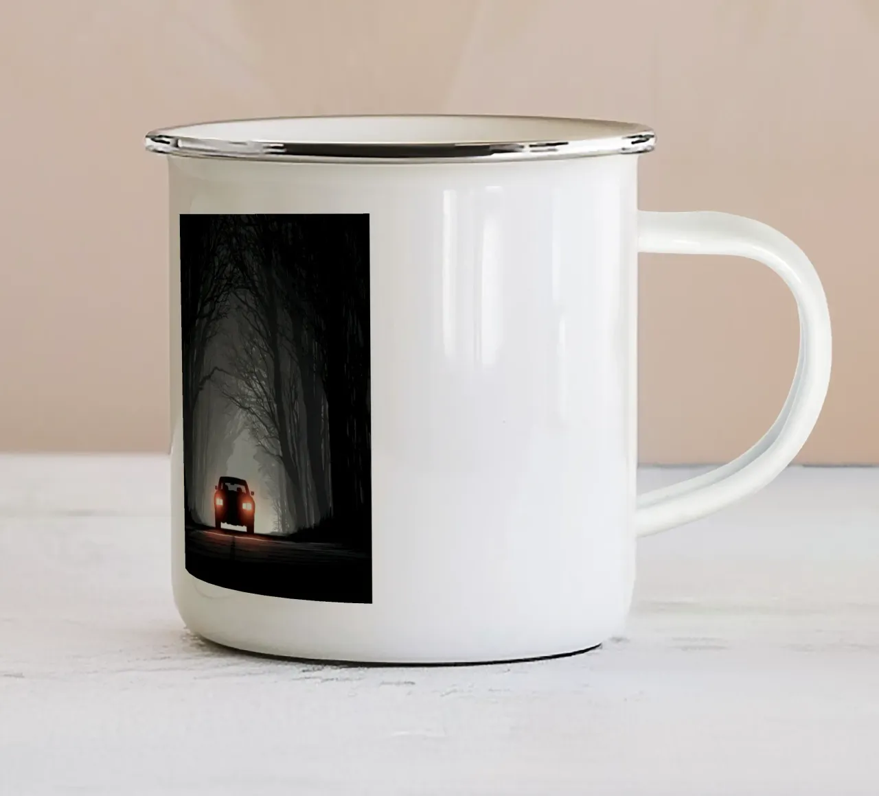 Un'auto nera nella foresta notturna - Mistero e Suspense tazza in smalto da By Night