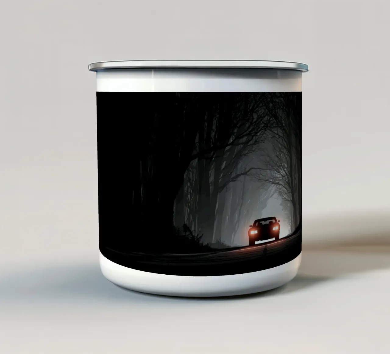 Un'auto nera nella foresta notturna - Mistero e Suspense tazza in smalto da By Night
