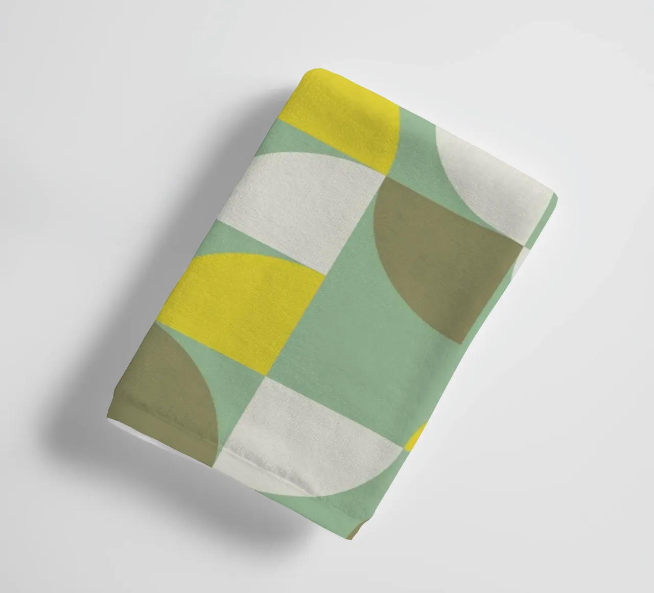 Motif géométrique minimal moderne 14 | Vert, Jaune, Blanc serviette de bain de KiKa