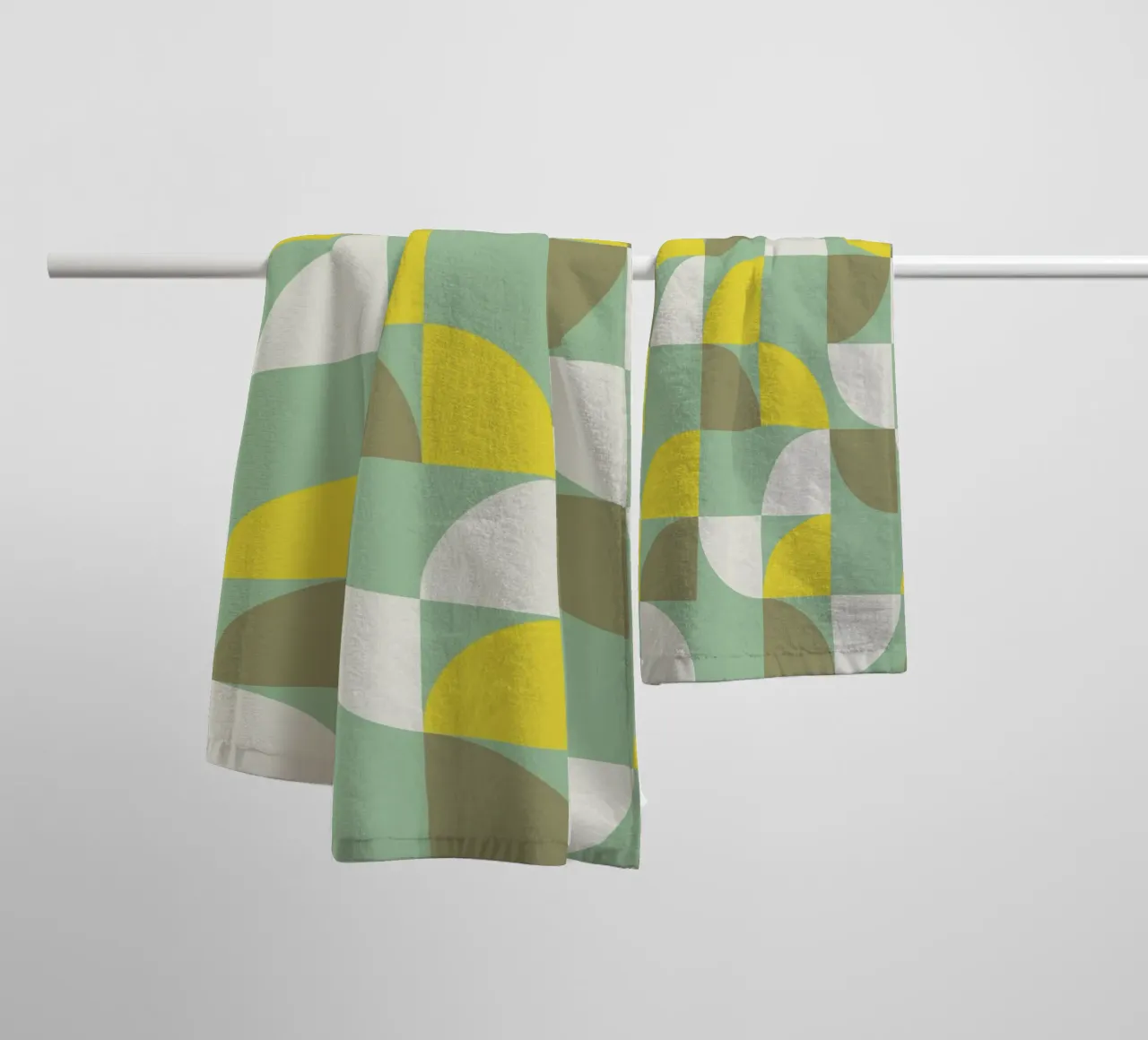 Motif géométrique minimal moderne 14 | Vert, Jaune, Blanc serviette de bain de KiKa