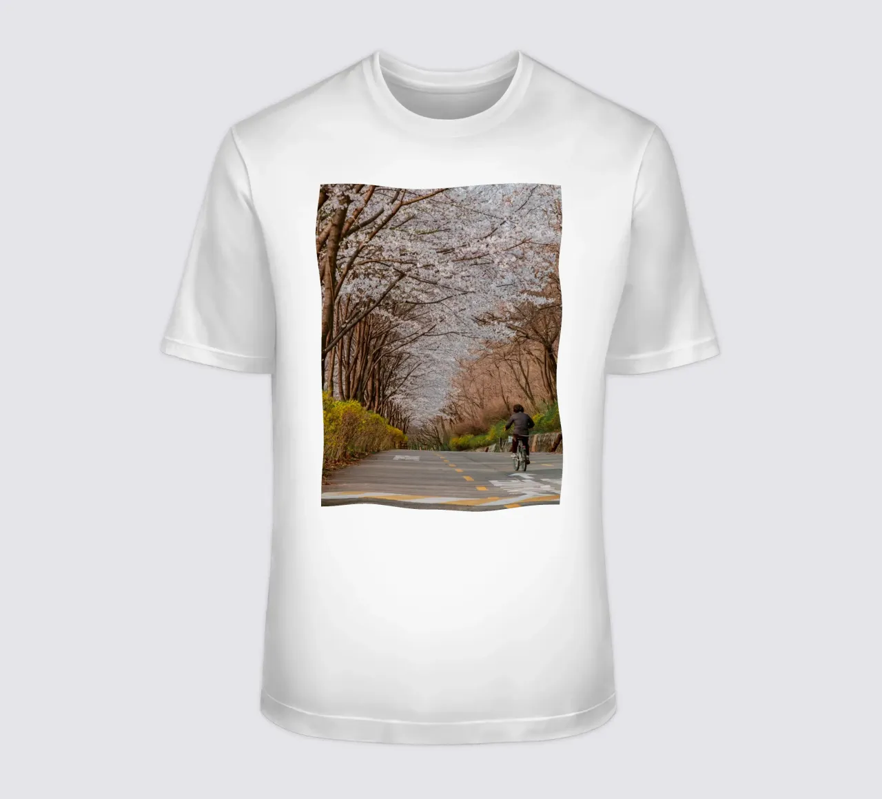 La strada dei ciliegi in fiore a Seul, Corea del Sud t-shirt da mbgraphx2