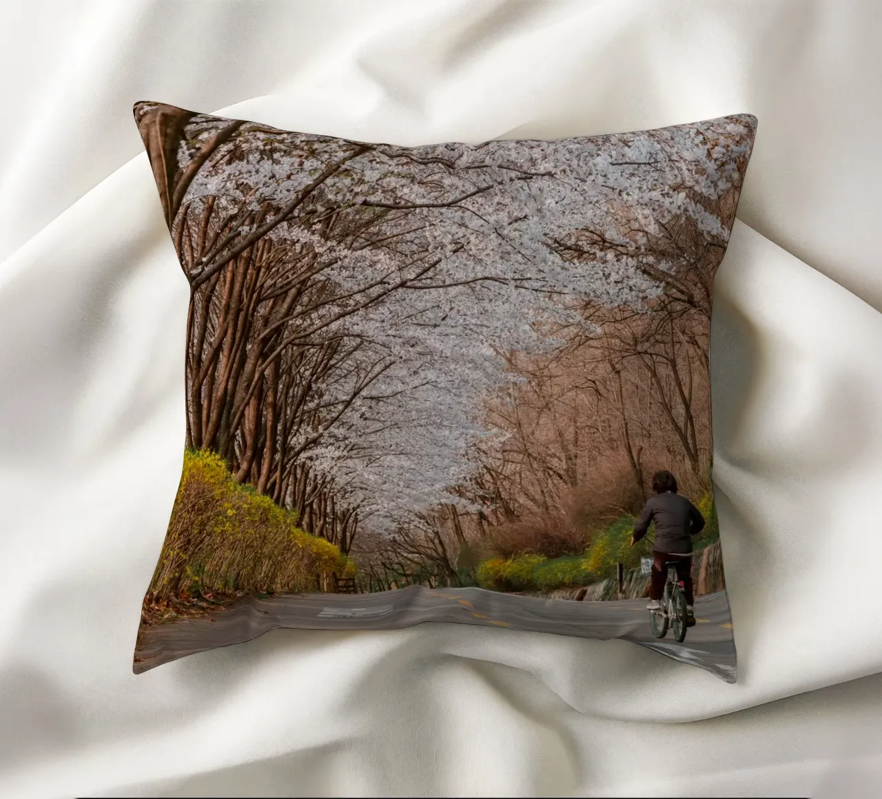 La strada dei ciliegi in fiore a Seul, Corea del Sud cuscino da mbgraphx2