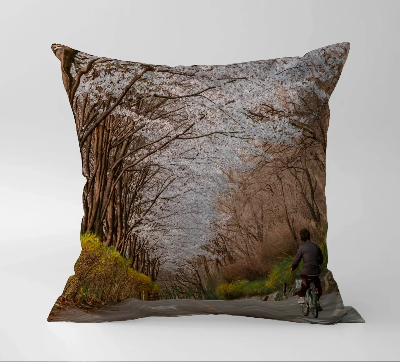 La strada dei ciliegi in fiore a Seul, Corea del Sud cuscino da mbgraphx2