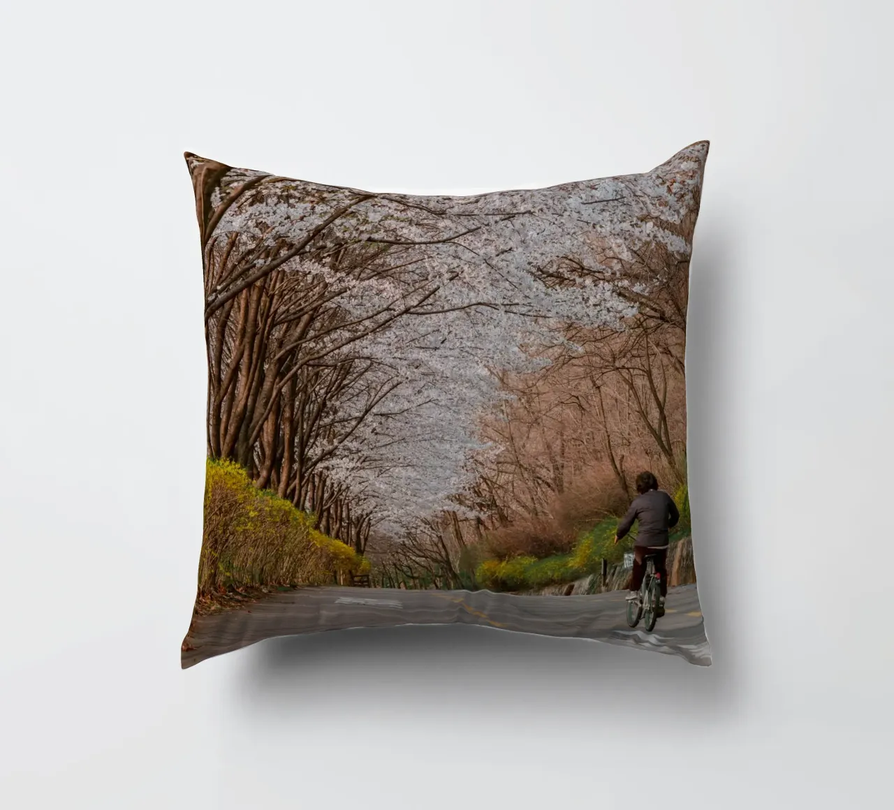 La strada dei ciliegi in fiore a Seul, Corea del Sud cuscino da mbgraphx2