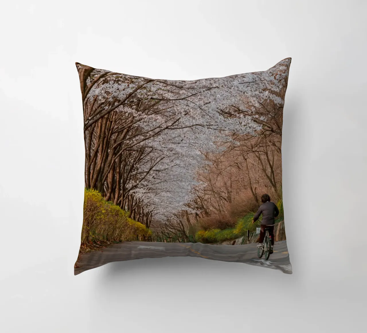 La strada dei ciliegi in fiore a Seul, Corea del Sud cuscino da mbgraphx2