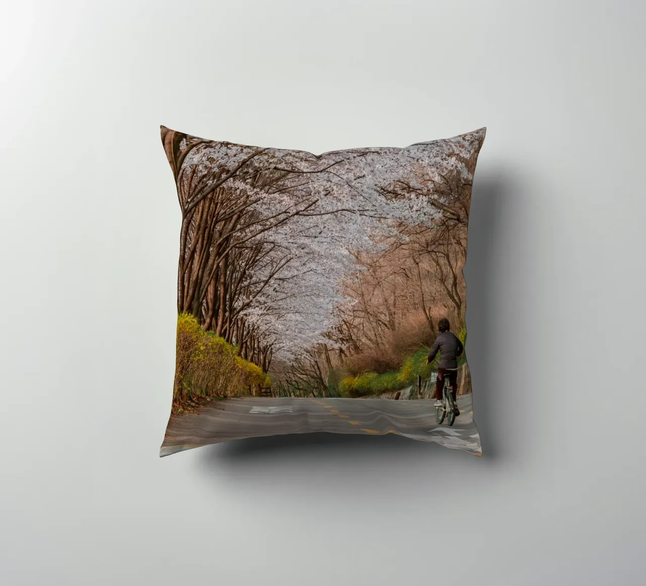 La strada dei ciliegi in fiore a Seul, Corea del Sud cuscino da mbgraphx2