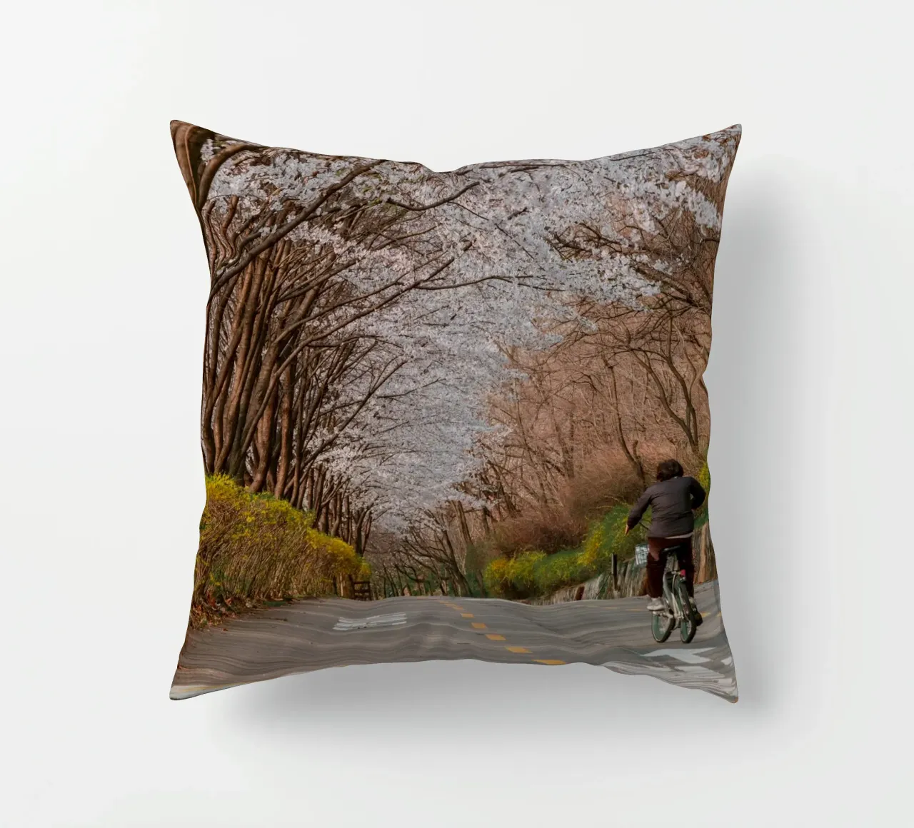 La strada dei ciliegi in fiore a Seul, Corea del Sud cuscino da mbgraphx2