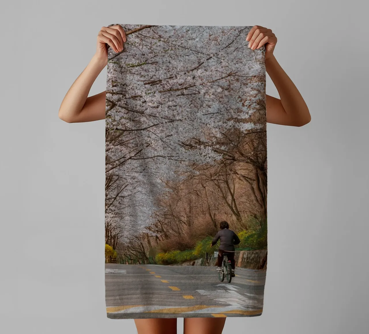 La strada dei ciliegi in fiore a Seul, Corea del Sud asciugamano da bagno da mbgraphx2