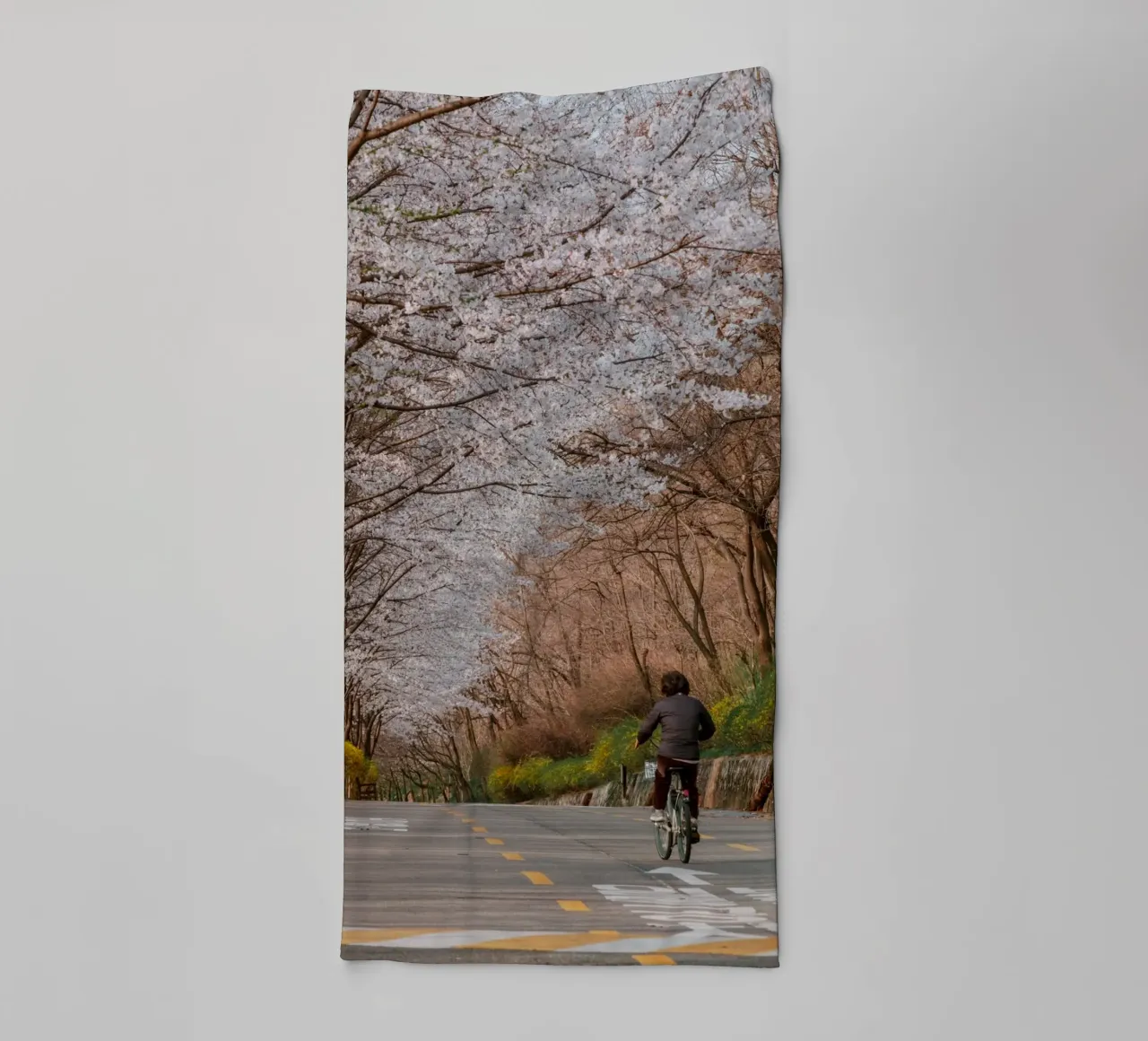 La strada dei ciliegi in fiore a Seul, Corea del Sud asciugamano da bagno da mbgraphx2