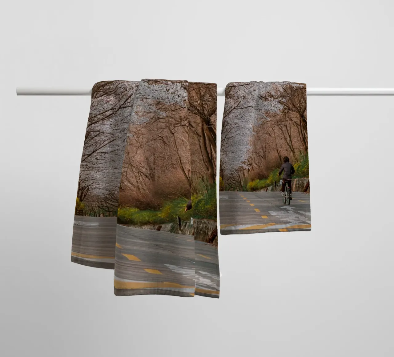 La strada dei ciliegi in fiore a Seul, Corea del Sud asciugamano da bagno da mbgraphx2