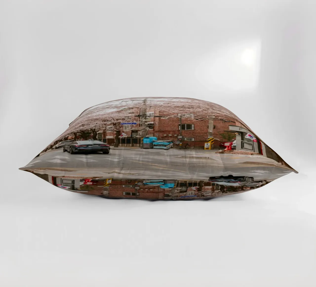 La strada dei ciliegi in fiore a Seul, Corea del Sud cuscino da mbgraphx2