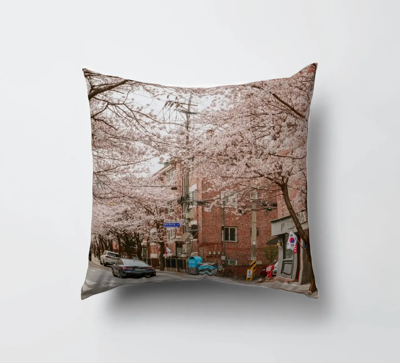 La strada dei ciliegi in fiore a Seul, Corea del Sud cuscino da mbgraphx2