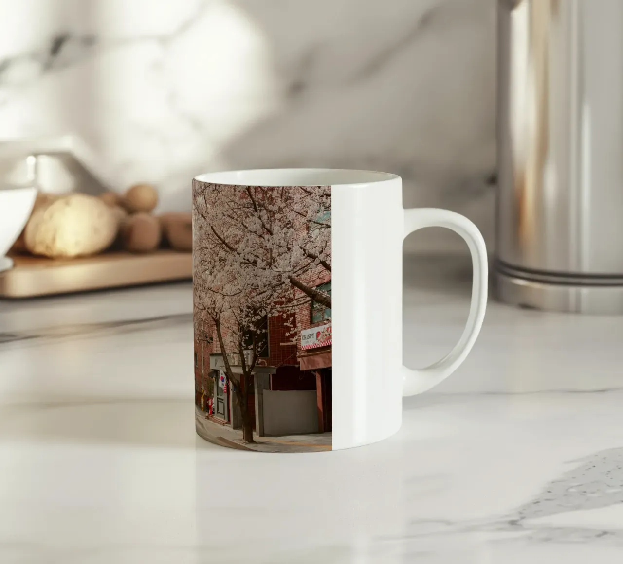 La strada dei ciliegi in fiore a Seul, Corea del Sud tazza in ceramica da mbgraphx2