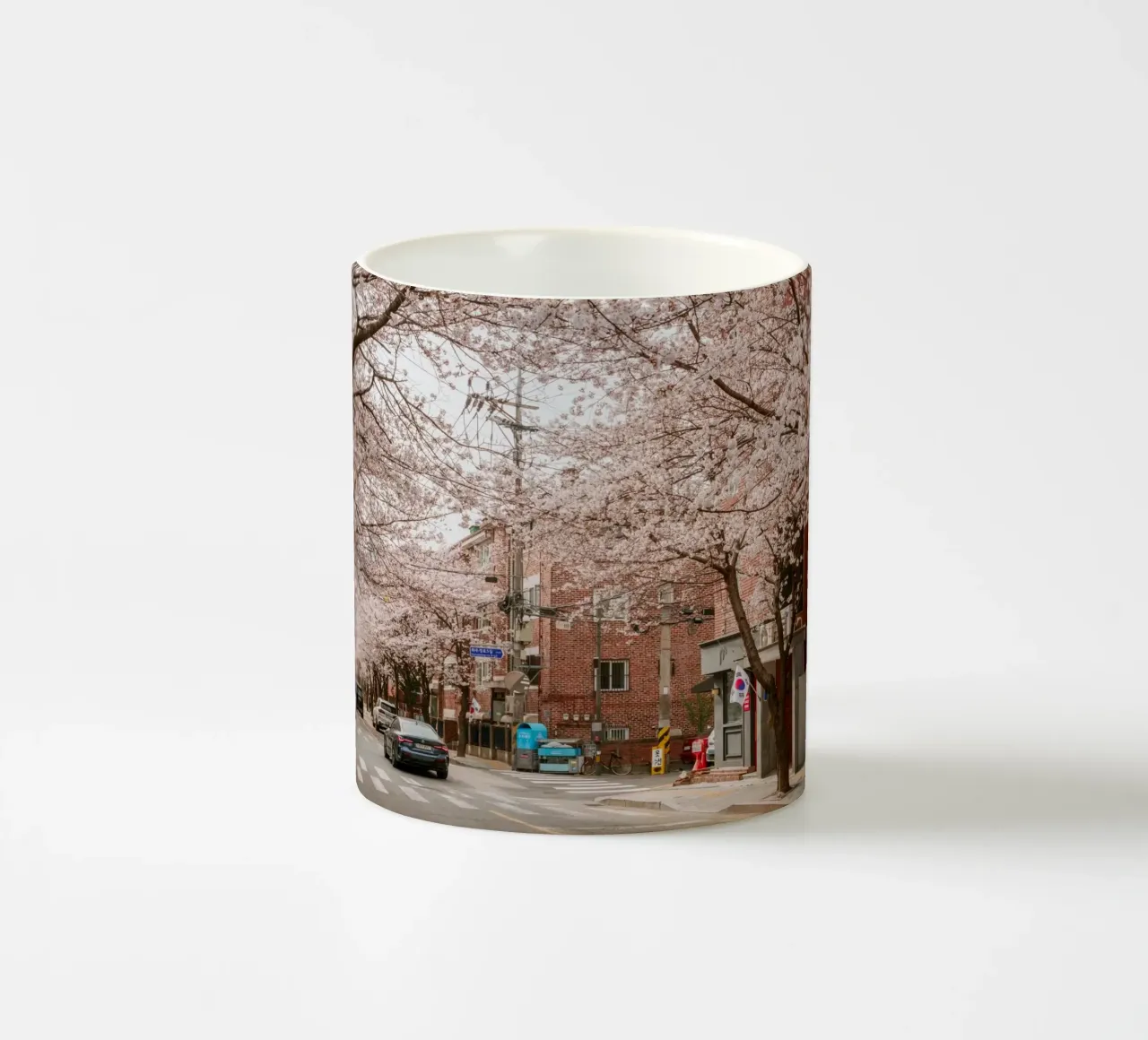 La strada dei ciliegi in fiore a Seul, Corea del Sud tazza in ceramica da mbgraphx2