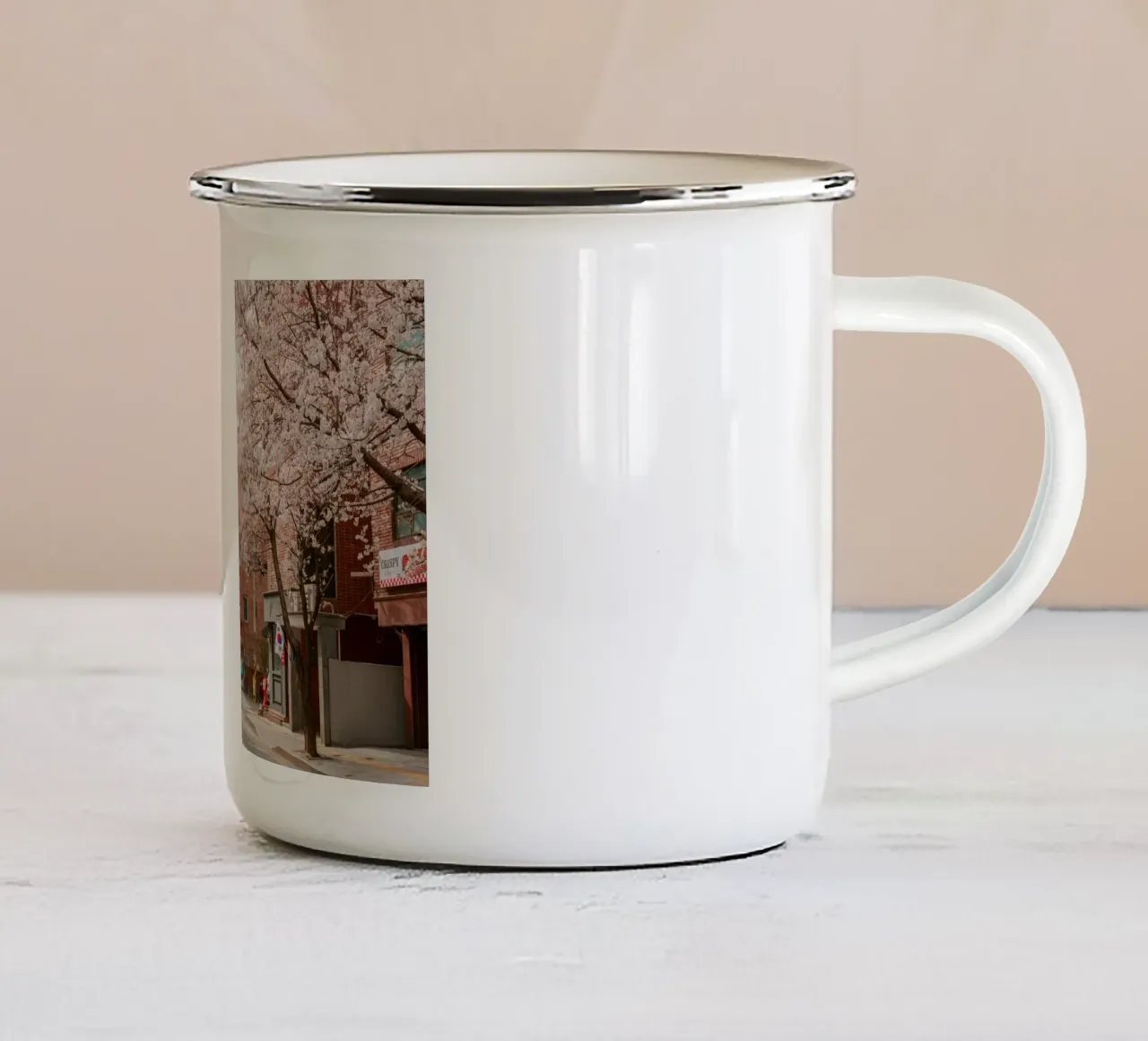 La strada dei ciliegi in fiore a Seul, Corea del Sud tazza in smalto da mbgraphx2