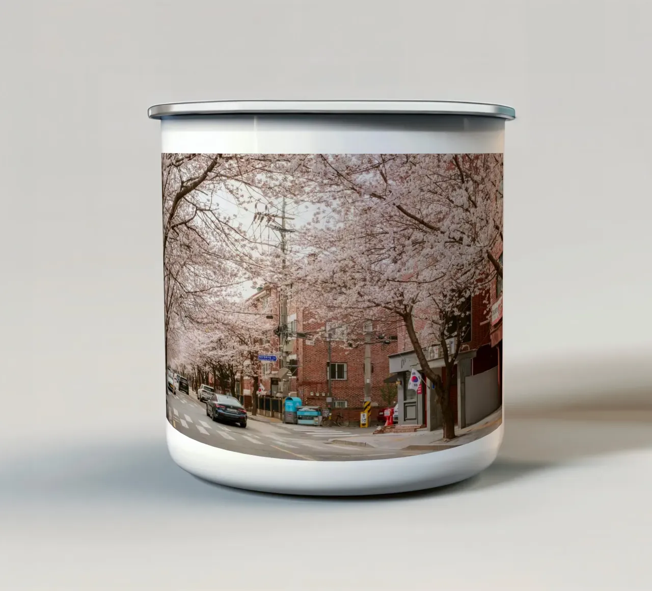 La strada dei ciliegi in fiore a Seul, Corea del Sud tazza in smalto da mbgraphx2