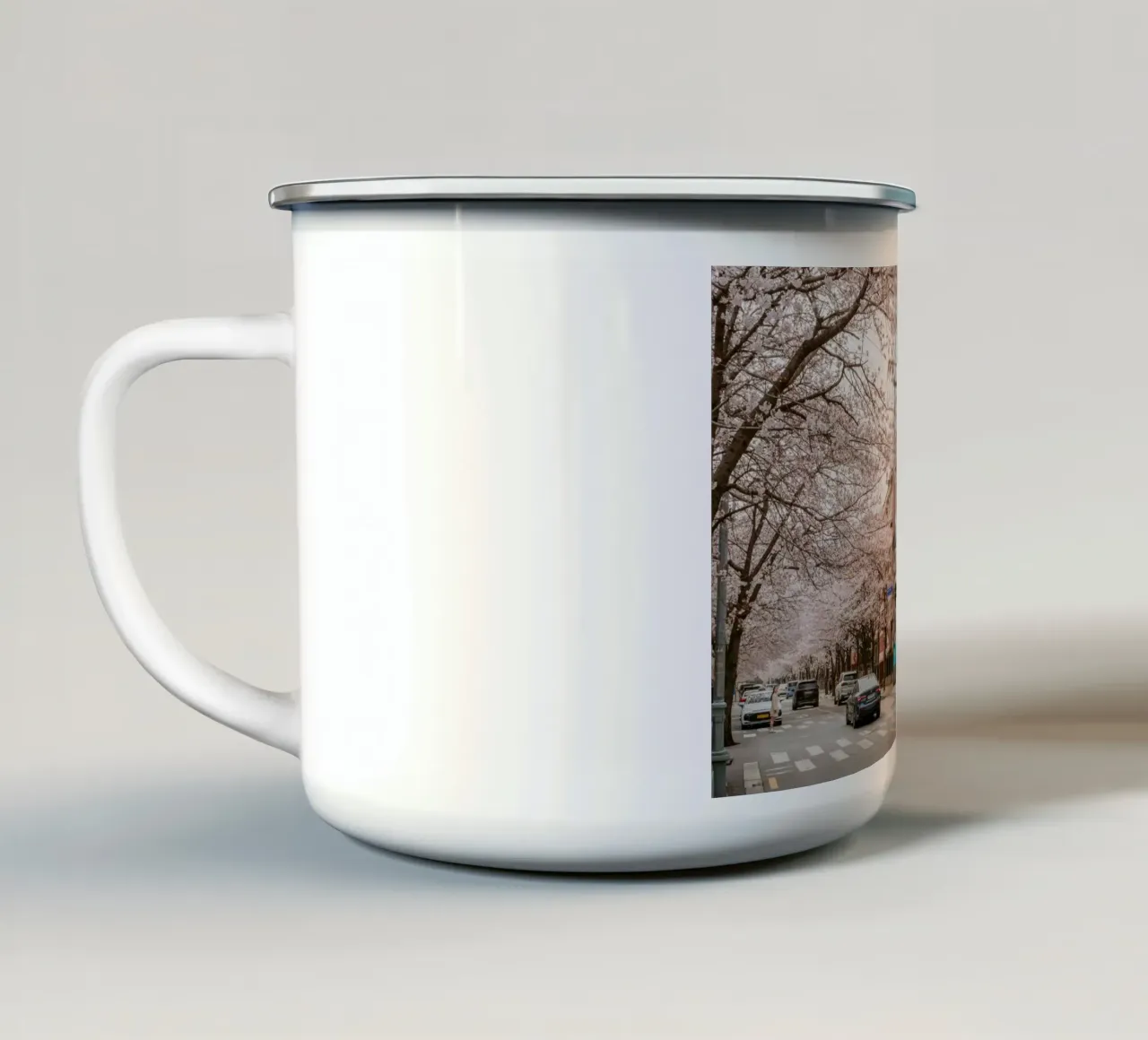 La strada dei ciliegi in fiore a Seul, Corea del Sud tazza in smalto da mbgraphx2